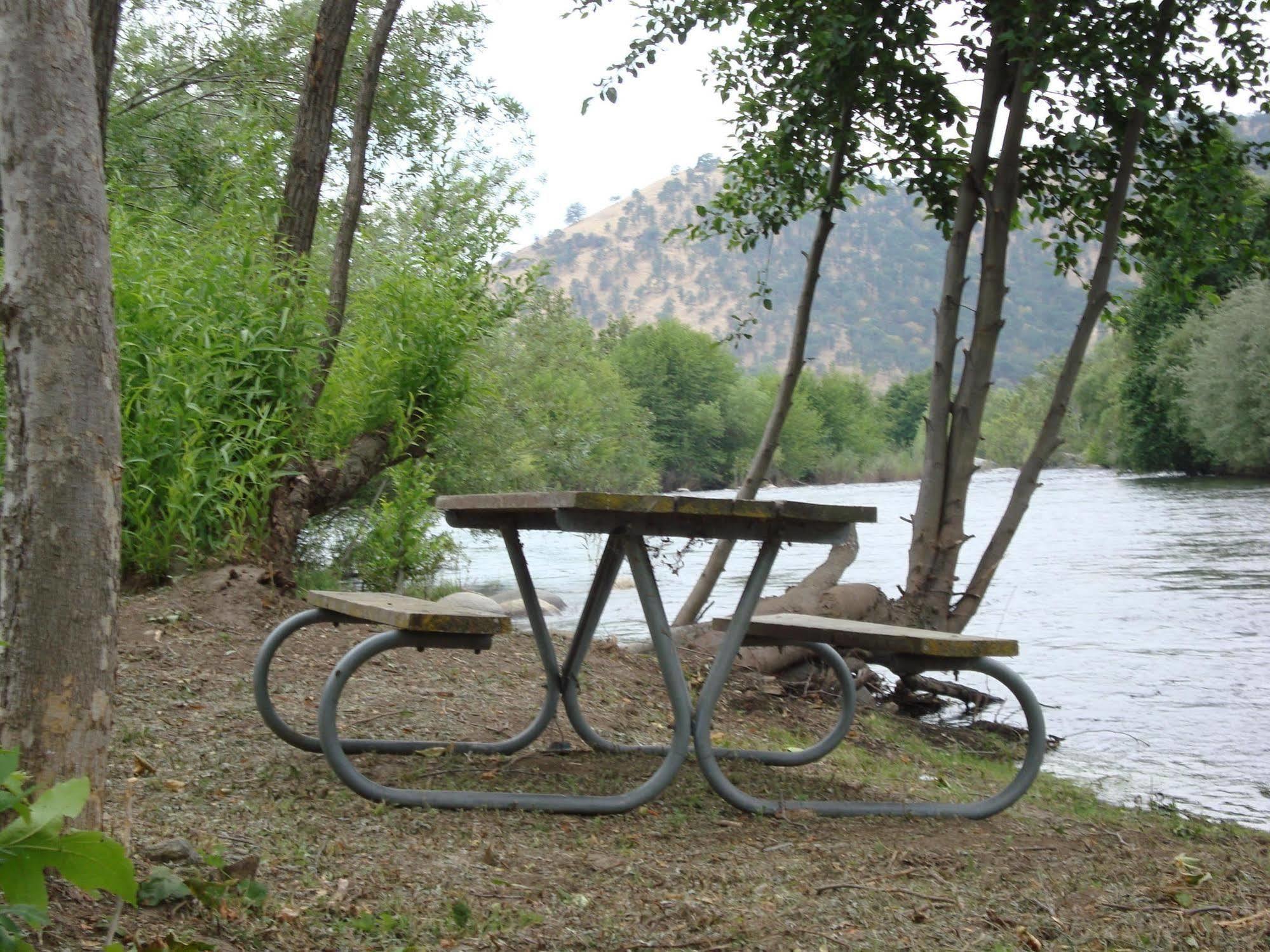 Sequoia Riverfront Cabins Three Rivers Bagian luar foto